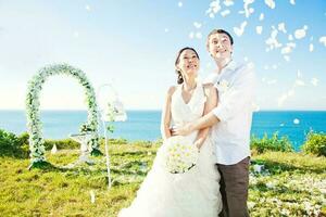 lindo, feliz recentemente casado casal foto