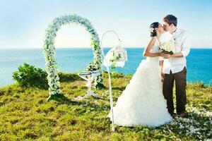 lindo, feliz recentemente casado casal foto