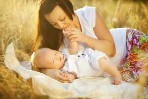 mãe e filho dentro a parque foto