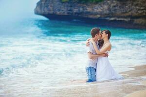 lindo recentemente casado casal. lua de mel e Casamento conceito foto