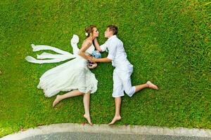 lindo recentemente casado casal. lua de mel e Casamento conceito foto