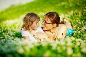 mãe e filha no parque foto