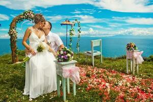 lindo recentemente casado casal. lua de mel e Casamento conceito foto