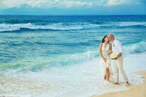 lindo recentemente casado casal. lua de mel e Casamento conceito foto