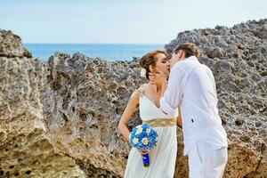 lindo recentemente casado casal. lua de mel e Casamento conceito foto