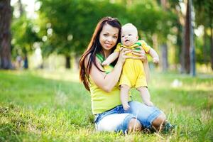 mãe e filho dentro a parque foto