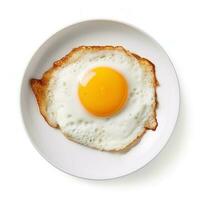 frito ovo em branco prato isolado foto