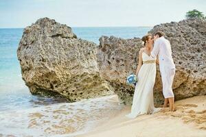 lindo recentemente casado casal. lua de mel e Casamento conceito foto