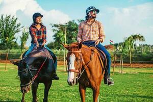 indiano casal equitação cavalos foto