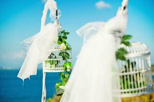 Visão do uma Casamento recepção em a de praia foto