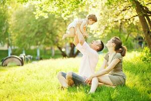 lindo família dentro a parque foto