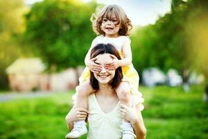 mãe e filha no parque foto