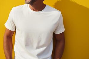 cortada imagem do homem dentro branco em branco camiseta em amarelo backgroundai gerado foto