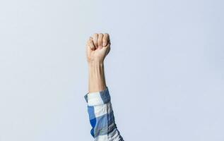 mão gesticulando a carta m dentro placa língua em a isolado fundo. do homem mão gesticulando a carta m do a alfabeto isolado. carta m do a alfabeto dentro placa língua foto