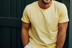 cortada imagem do bonito jovem homem dentro amarelo camiseta em pé ao ar livre ai gerado foto