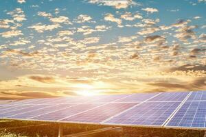 fotovoltaico módulos painéis às pôr do sol céu fundo. solar células gerando eletricidade. futuro energia de Meio Ambiente conceito. foto