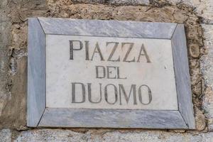 sicília, itália, 2019 - placa da praça piazza del duomo foto