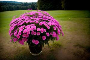 uma vaso preenchidas com Rosa flores sentado em topo do uma exuberante verde campo. ai gerado foto