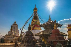 swayambhunath também conhecido como templo do macaco em kathmandu, nepal foto