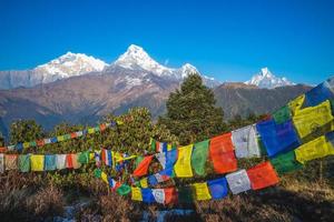 Pico de Annapurna e bandeiras de oração em Poon Hill em Nepal foto