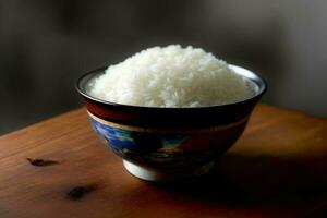 uma tigela preenchidas com arroz sentado em topo do uma de madeira mesa. ai gerado foto