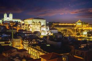 horizonte do porto com a catedral do porto em portugal foto