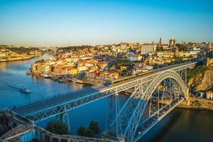 paisagem urbana do porto em portugal com ponte luiz i