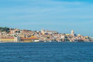 horizonte de lisboa junto ao rio tejo em portugal foto