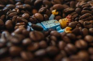 Varsóvia 2020 - minifigura de lego dormindo sobre as sementes do café foto
