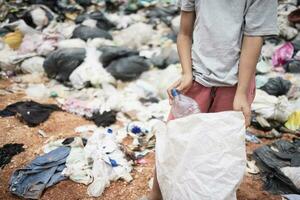 trabalho infantil. as crianças são obrigadas a trabalhar no lixo. crianças pobres recolhem lixo. pobreza, violência infantil e conceito de tráfico, trabalho anti-infantil, dia dos direitos em 10 de dezembro. foto