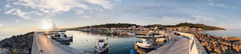 panorama da cidade nea skioni, kassandra, grécia. belo pôr do sol em nea skioni, vista do porto. foto