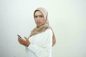 Bravo lindo ásia muçulmano mulher mostrando Móvel telefone isolado sobre branco fundo foto