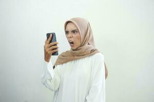 Bravo lindo ásia muçulmano mulher mostrando Móvel telefone isolado sobre branco fundo foto