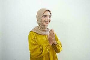 sorridente jovem ásia muçulmano mulher gesticulando eid Mubarak cumprimento isolado sobre branco fundo foto