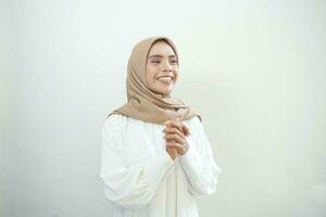 sorridente jovem ásia muçulmano mulher sente confiante e alegre isolado sobre branco fundo foto