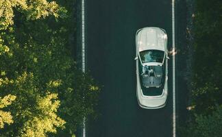 aéreo Visão do branco conversível carro em uma estrada foto