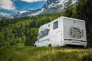 rv campista furgão em uma cênico norueguês rota foto