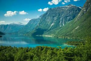 cênico ensolarado verão vista do lovatnet lago dentro a município do corda dentro Vestland município foto