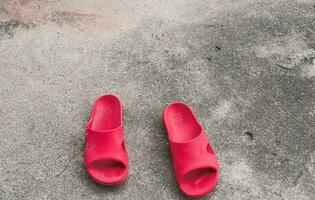 vermelho sapatos em concreto chão foto