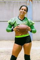 retrato do mexicano mulher americano futebol jogador vestindo uniforme com velociraptor pele padrões foto