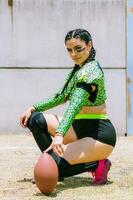 retrato do mexicano mulher americano futebol jogador vestindo uniforme com velociraptor pele padrões foto