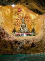 dourado Buda localizado dentro Tailândia foto
