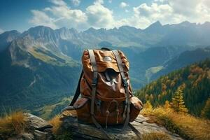 jovem caminhante com mochila dentro montanhas foto