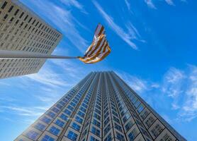 americano bandeira dentro miami centro da cidade financeiro Centro perto Biscaia baía e sul de praia foto