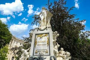 Mozart monumento localizado dentro a burgo do Viena histórico cidade Centro foto