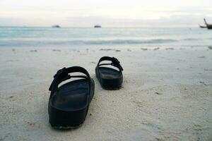 mulheres casual sapatos em a de praia tarde Tempo com pescaria barcos dentro a fundo foto