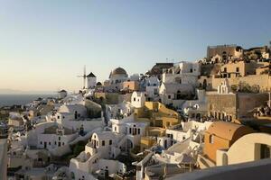 oia Vila em santorini ilha dentro Grécia às pôr do sol foto