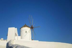 tradicional moinho de vento dentro oia em santorini ilha, Grécia foto