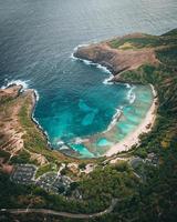 vista aérea do helicóptero de uma baía hanaúma em oahu, havaí foto