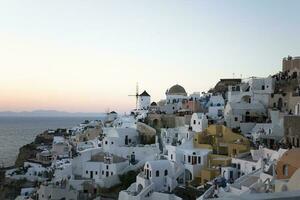 oia Vila em santorini ilha dentro Grécia às pôr do sol foto